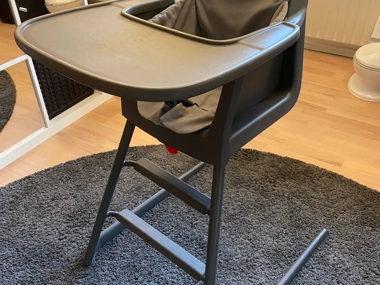 Billede 1 - Højstol i grå 