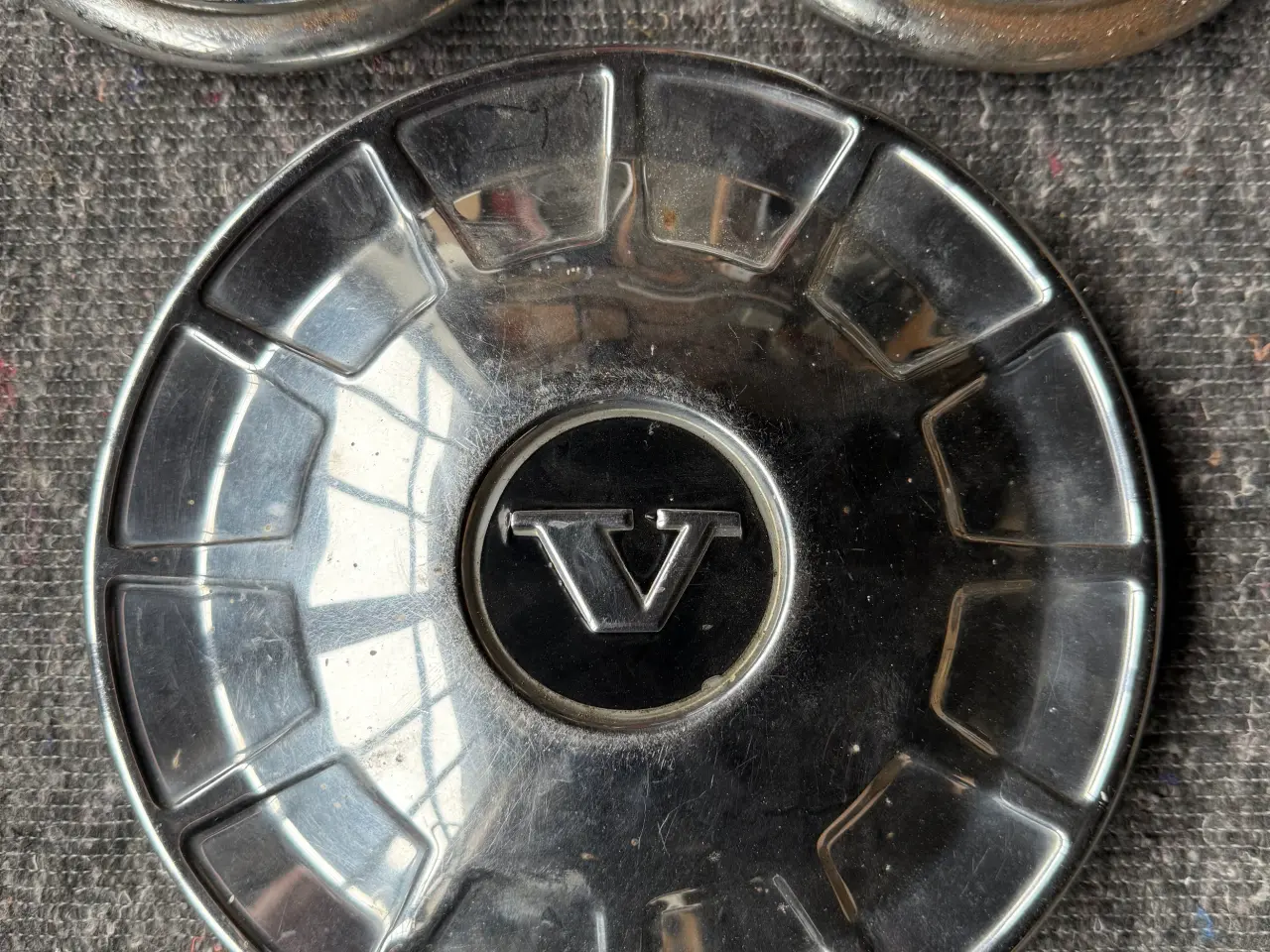 Billede 4 - Fire nav/hjulkapsler og en til Volvo