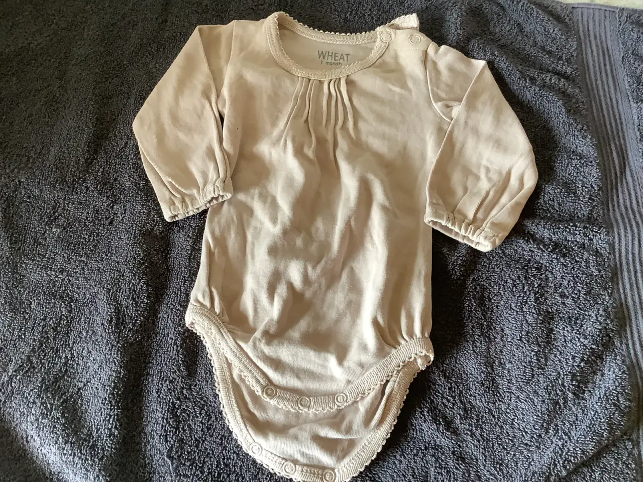 Billede 2 - Helt nyt 6 stk pigetøj str. 50. 5 body/1 bukser