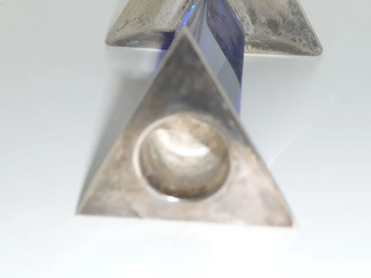 Billede 3 - trekantet lysestage, metal og blå glas