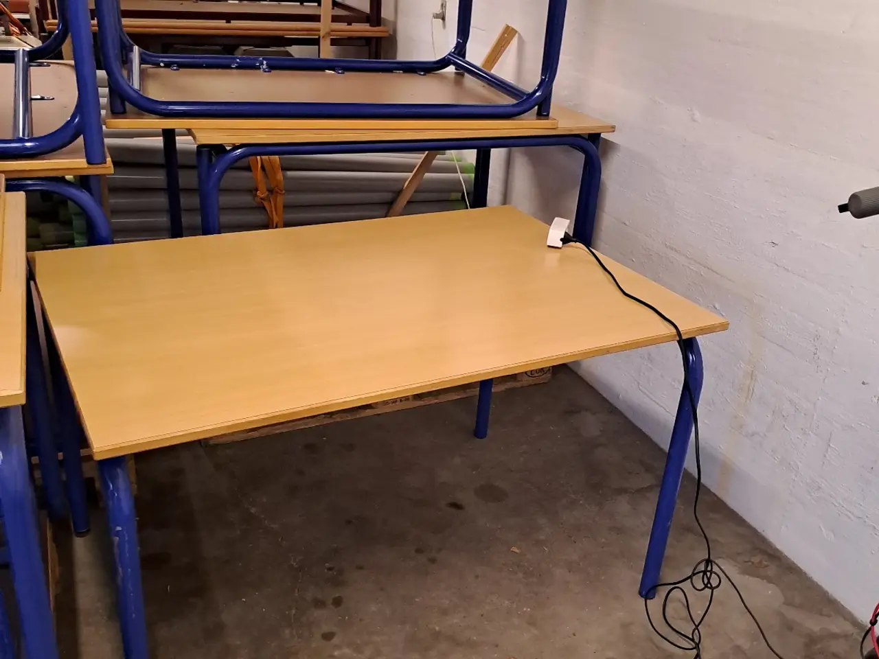 Billede 1 - 50 stk. Kantine / skoleborde