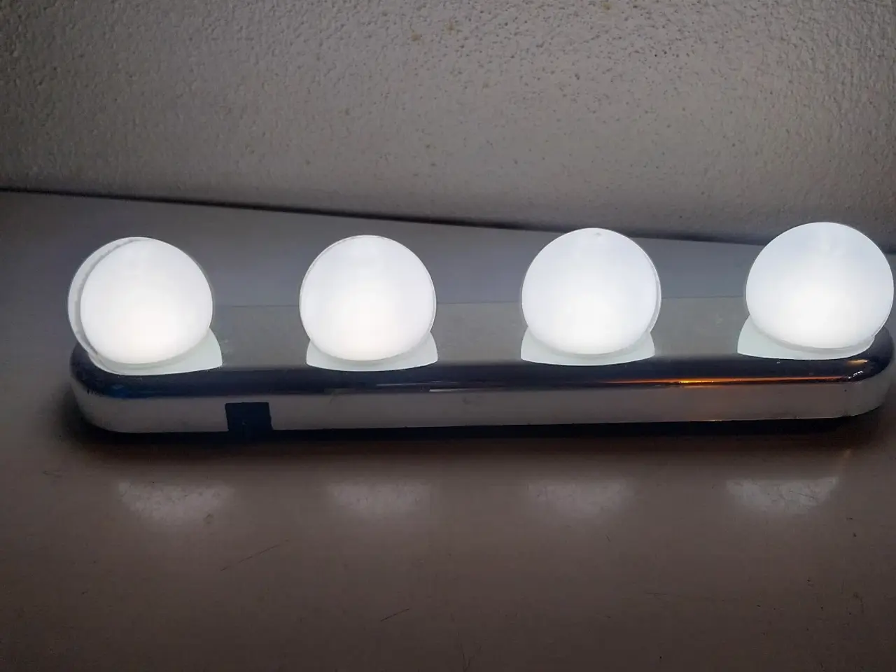 Billede 2 - Lampe. Makeup-lys med 4 pærer