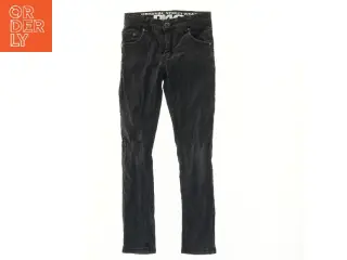 Jeans med broderet talje fra DNG (str. 104)
