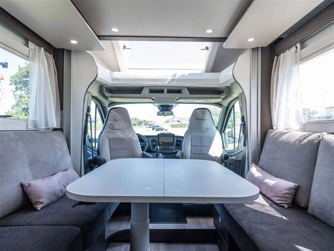 Billede 15 - 2022 - Benimar Tessoro 488 NK Rummelig camper med face-to-face siddegruppe