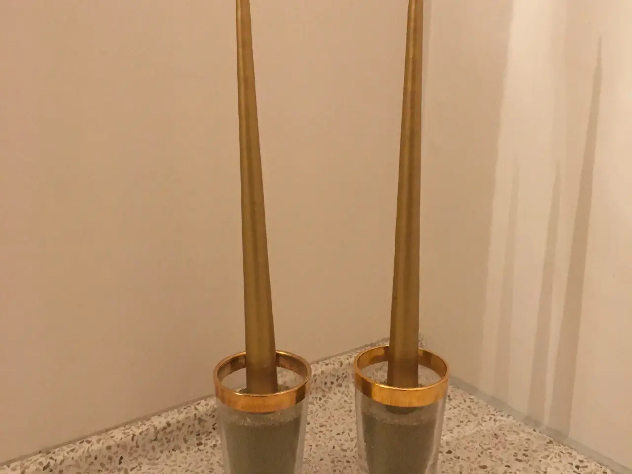 Billede 2 - 2 glas lysestager med gyldent kant og sand i gylde