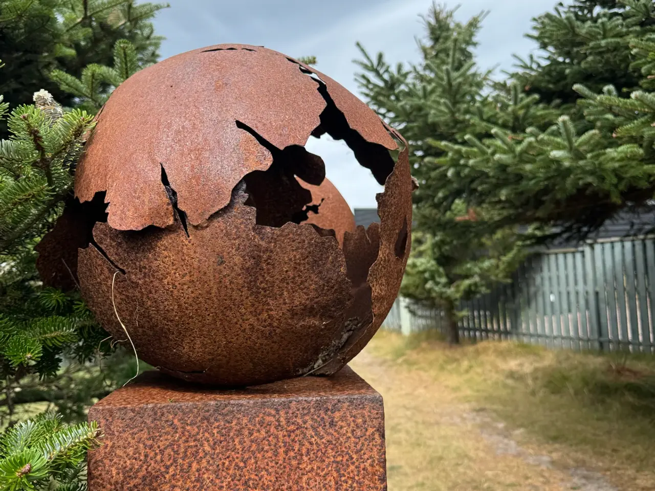 Billede 4 - Corten søjler med kugler øverst