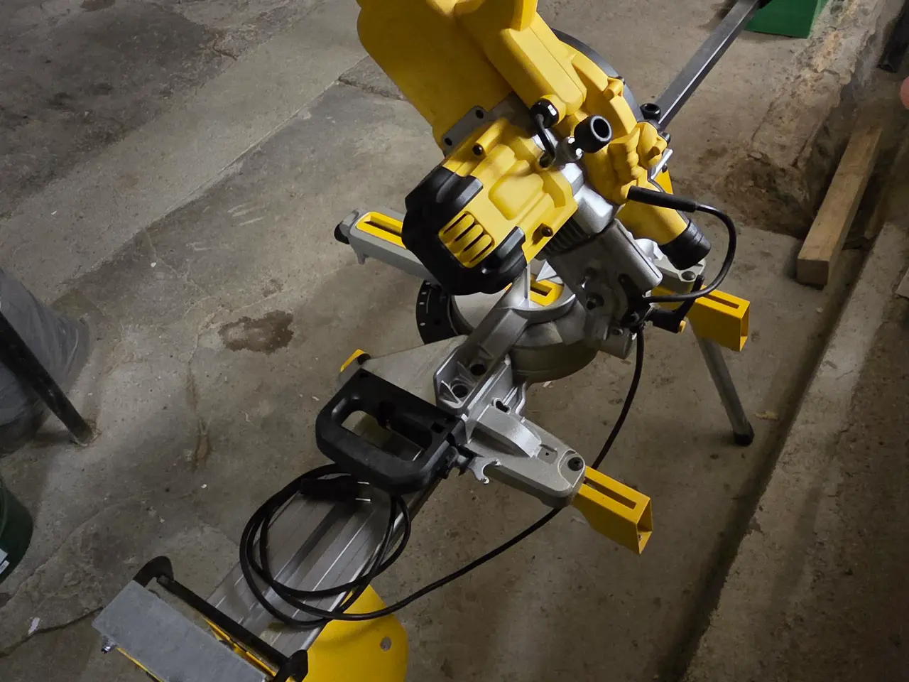 Billede 3 - DeWalt DWS773-QS kap-/geringssav og DeWalt DE7033-
