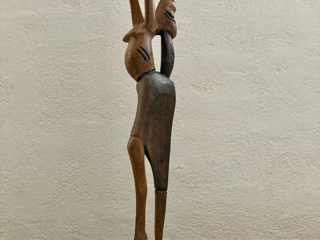 Billede 3 - Skulptur 59 cm håndskåret træfigur, kvinde med dyr