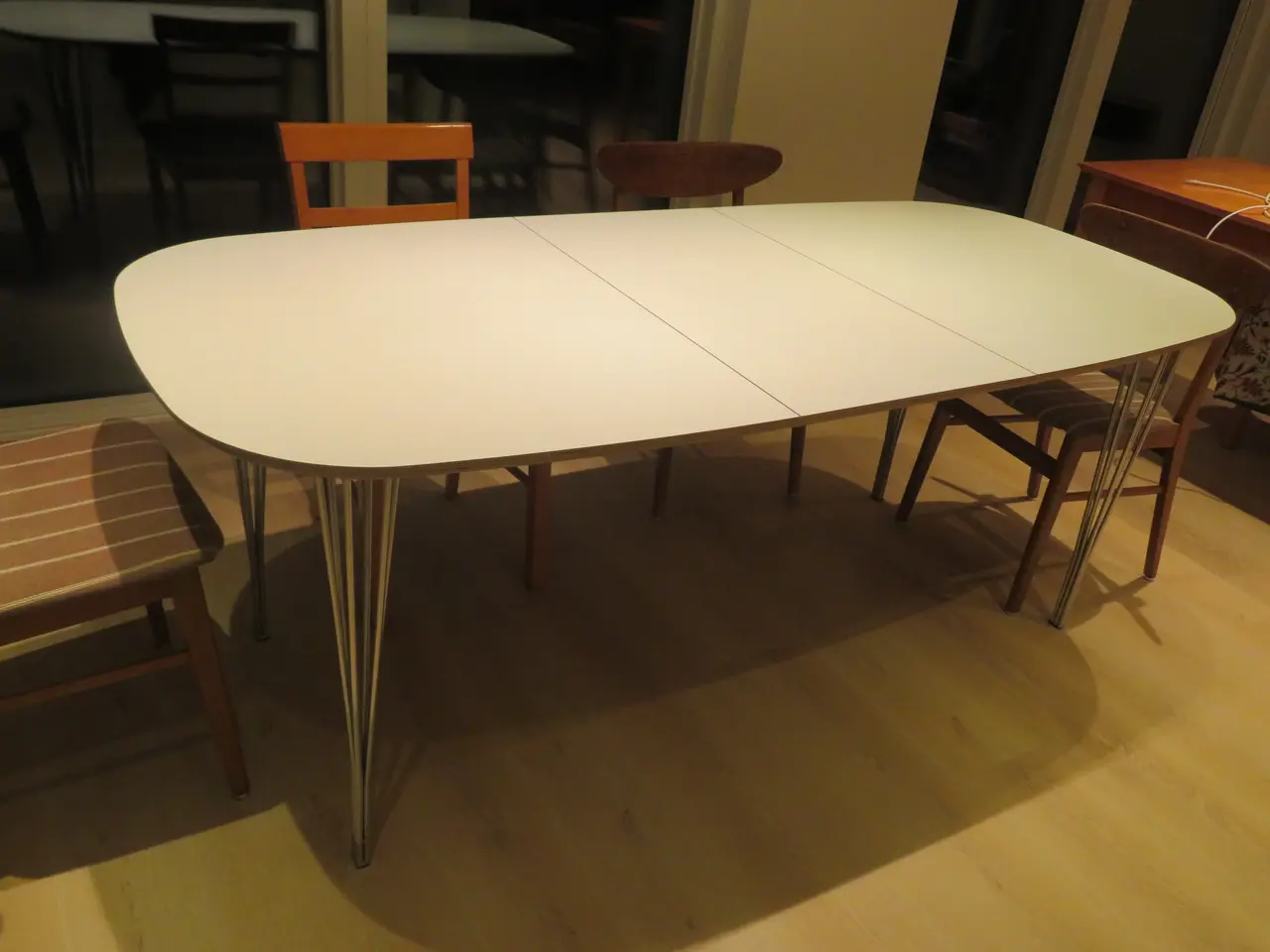 Billede 2 - Spisebord, Haslev, hvidt med stålben