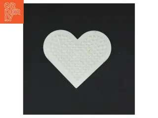 Hjerteformet Perleplade fra Hama (str. 9 x 8 cm)
