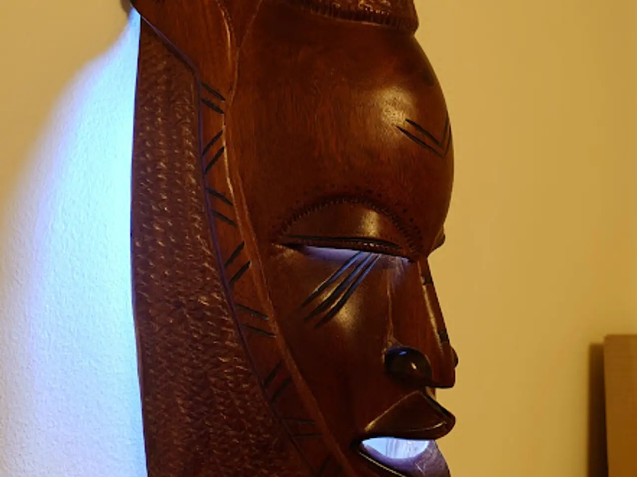 Billede 2 - Håndskåret maske fra Gambia