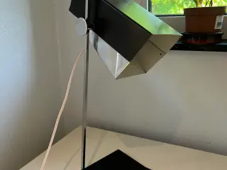 Flot, speciel design bordlampe med justebar skærm.