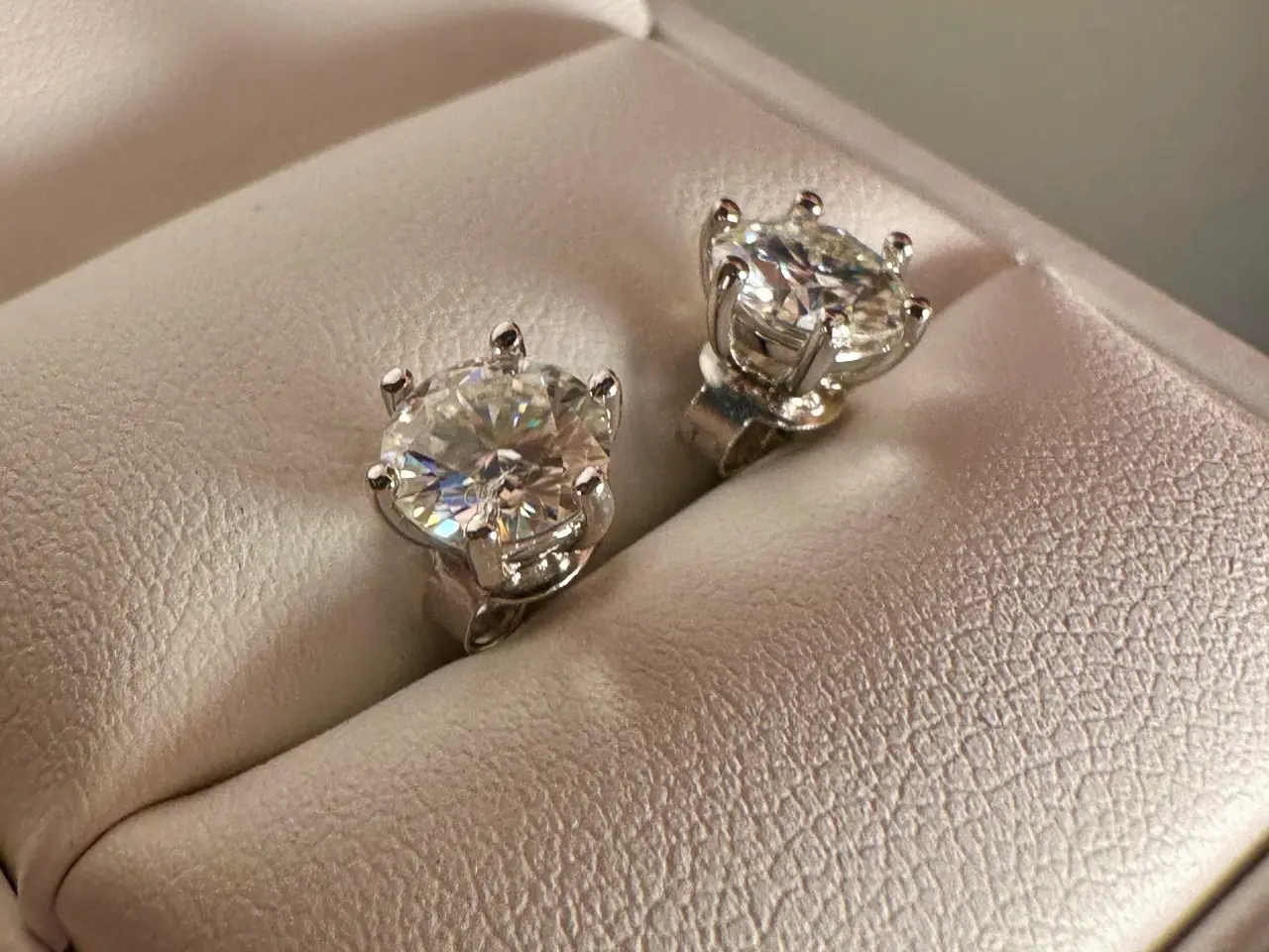 Billede 3 - Nye ørestikker med moissanite og certifikat sælges