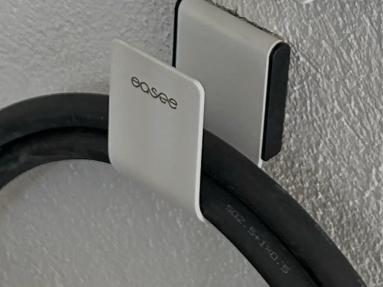 Billede 2 - Easee U-Hook kabelholder i hvid