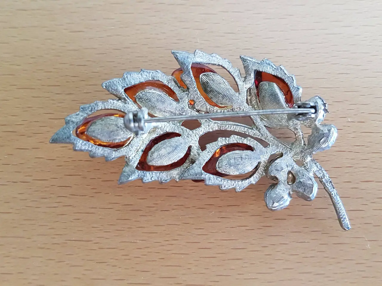 Billede 3 - Broche monteret med rav