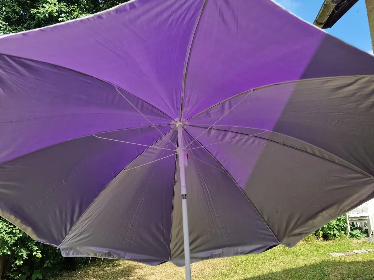 Billede 2 - Parasol med knæk