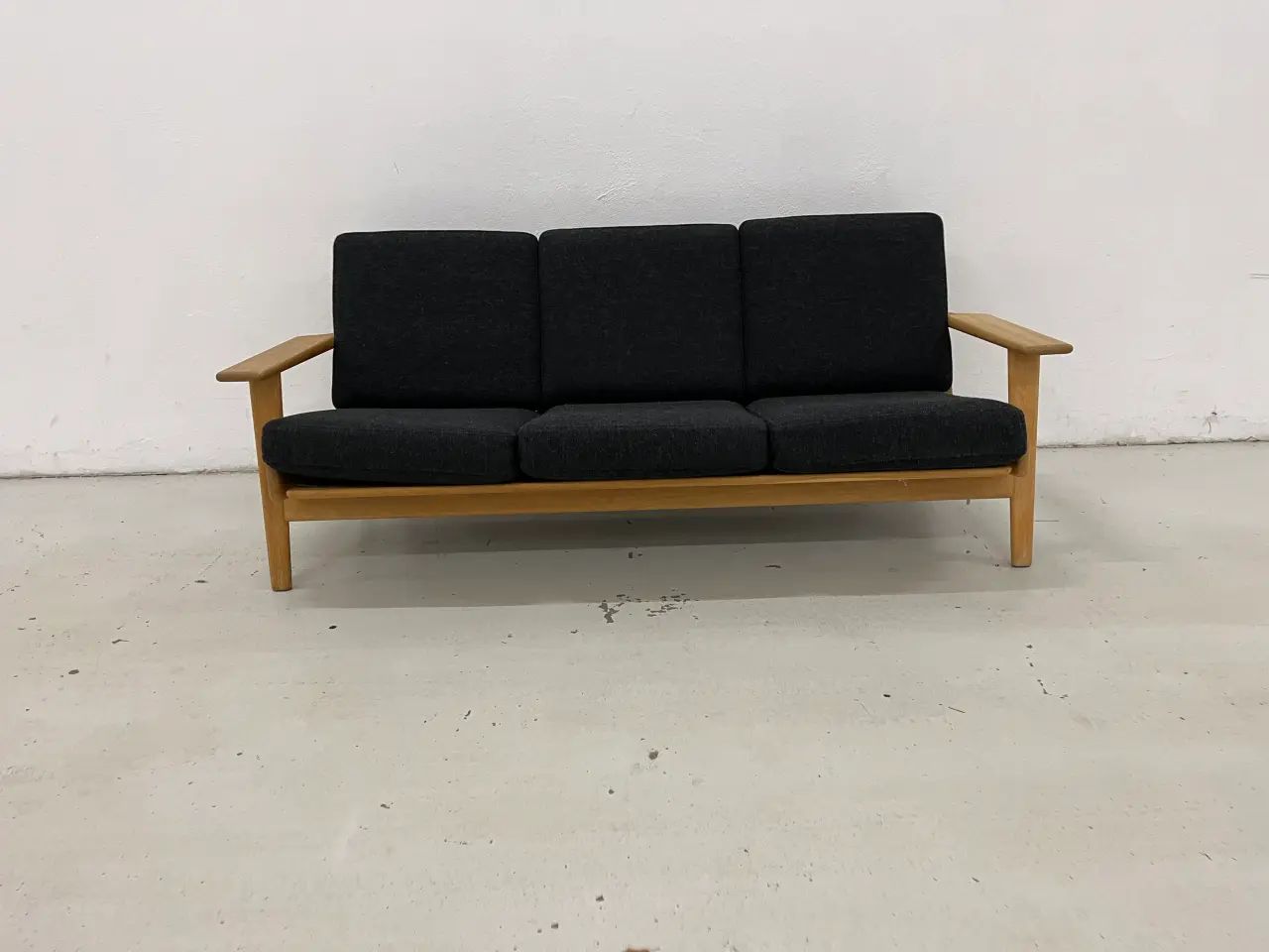 Billede 2 - Hans J Wegner Ge-290/3 Pers.Sofa i mørkegrå uld.