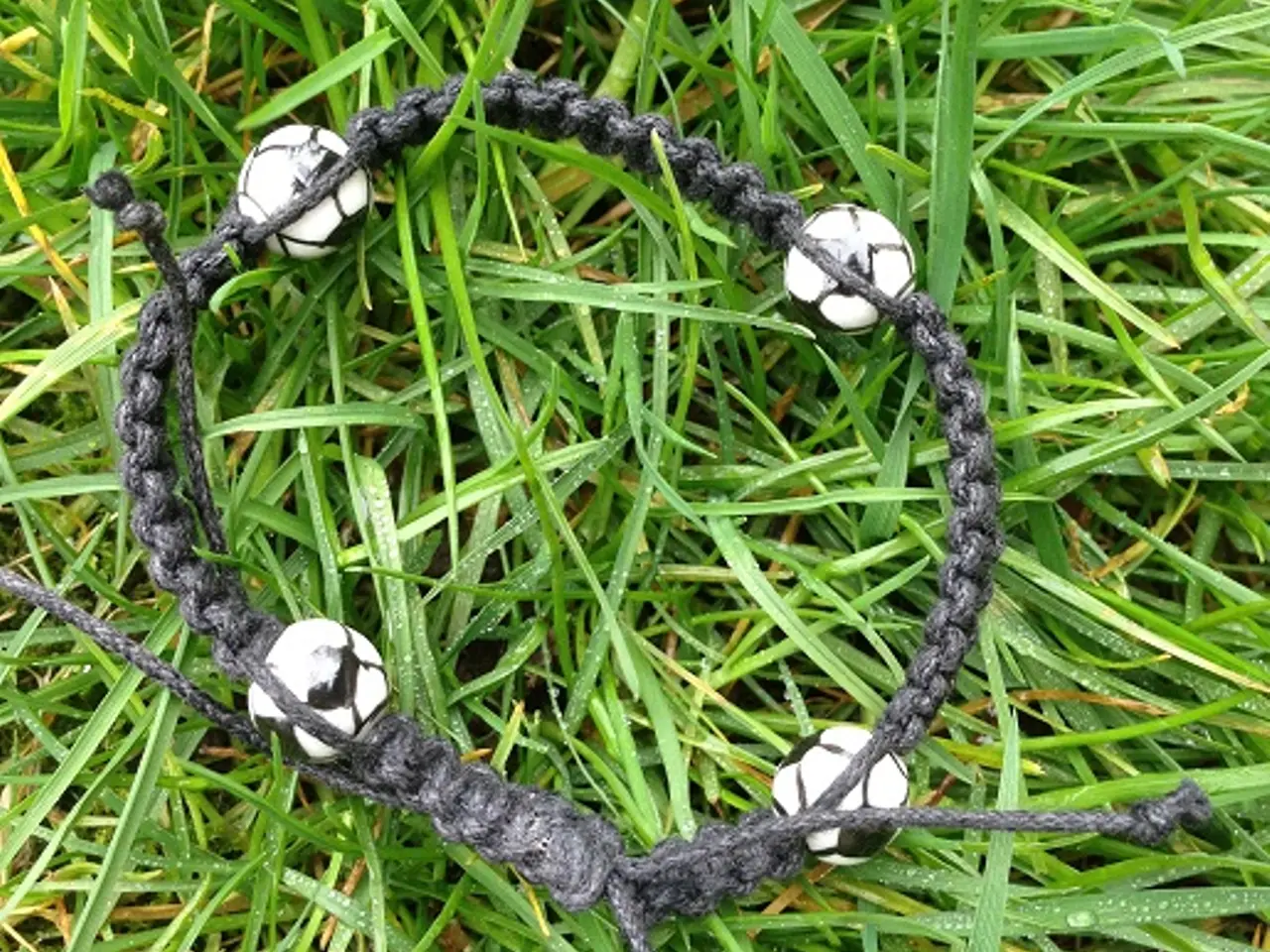 Billede 2 - Armbånd med fodbolde - glasperler
