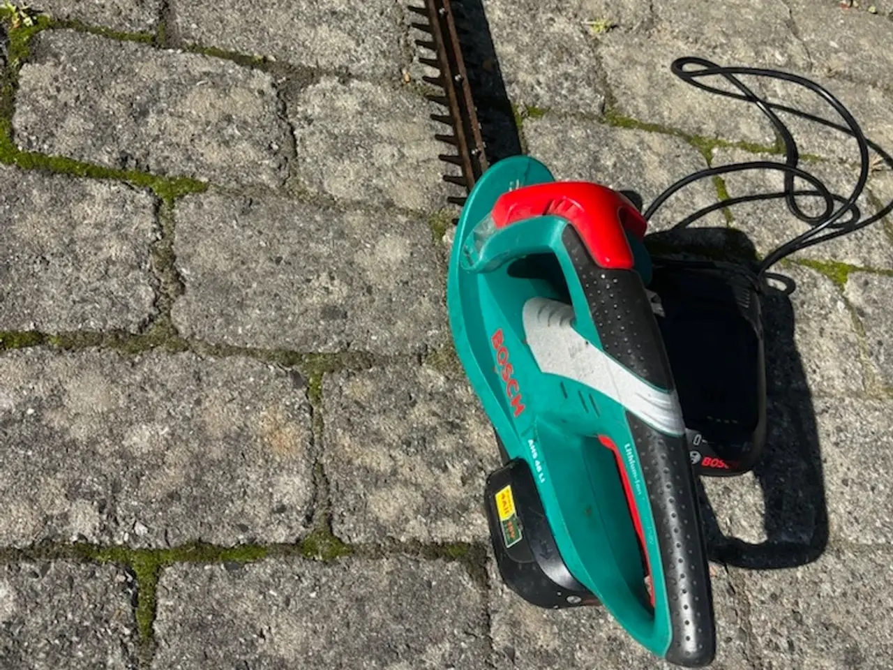 Billede 1 - Hækkeklipper med oplader og batteri