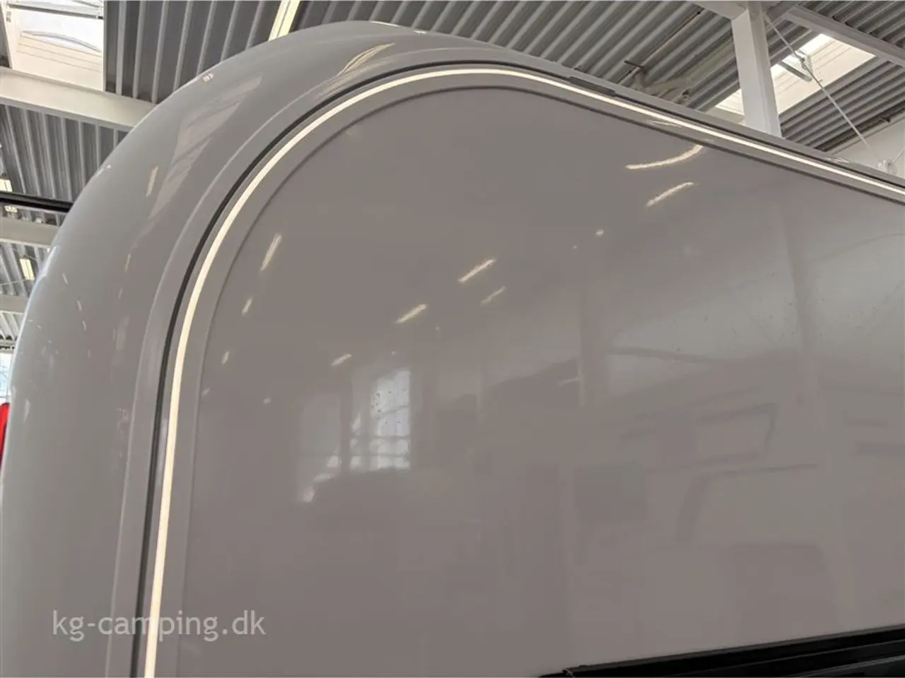 Billede 5 - 2026 - Adria Adora 532 UL Enkeltsenge med udtræk - Kompressor køleskab - Combi fyr og LED lys i teltskinnen.