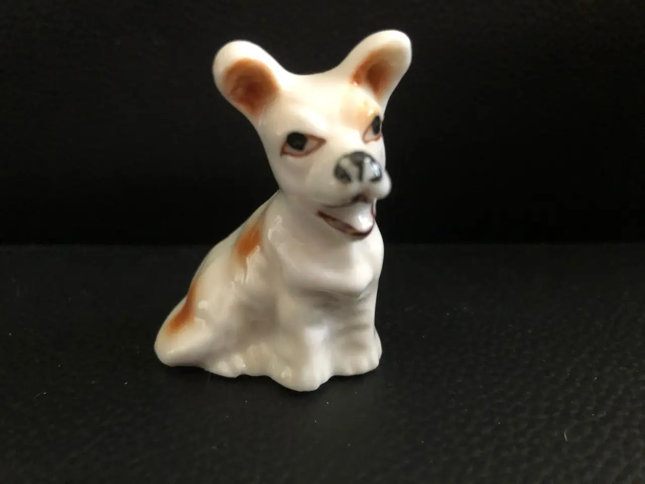 Billede 2 - Hund til pynt - højden er 5 cm. 