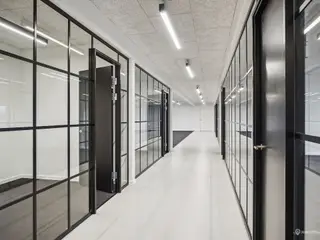 Lyse og indbydende kontorer på Høje Taastrup station