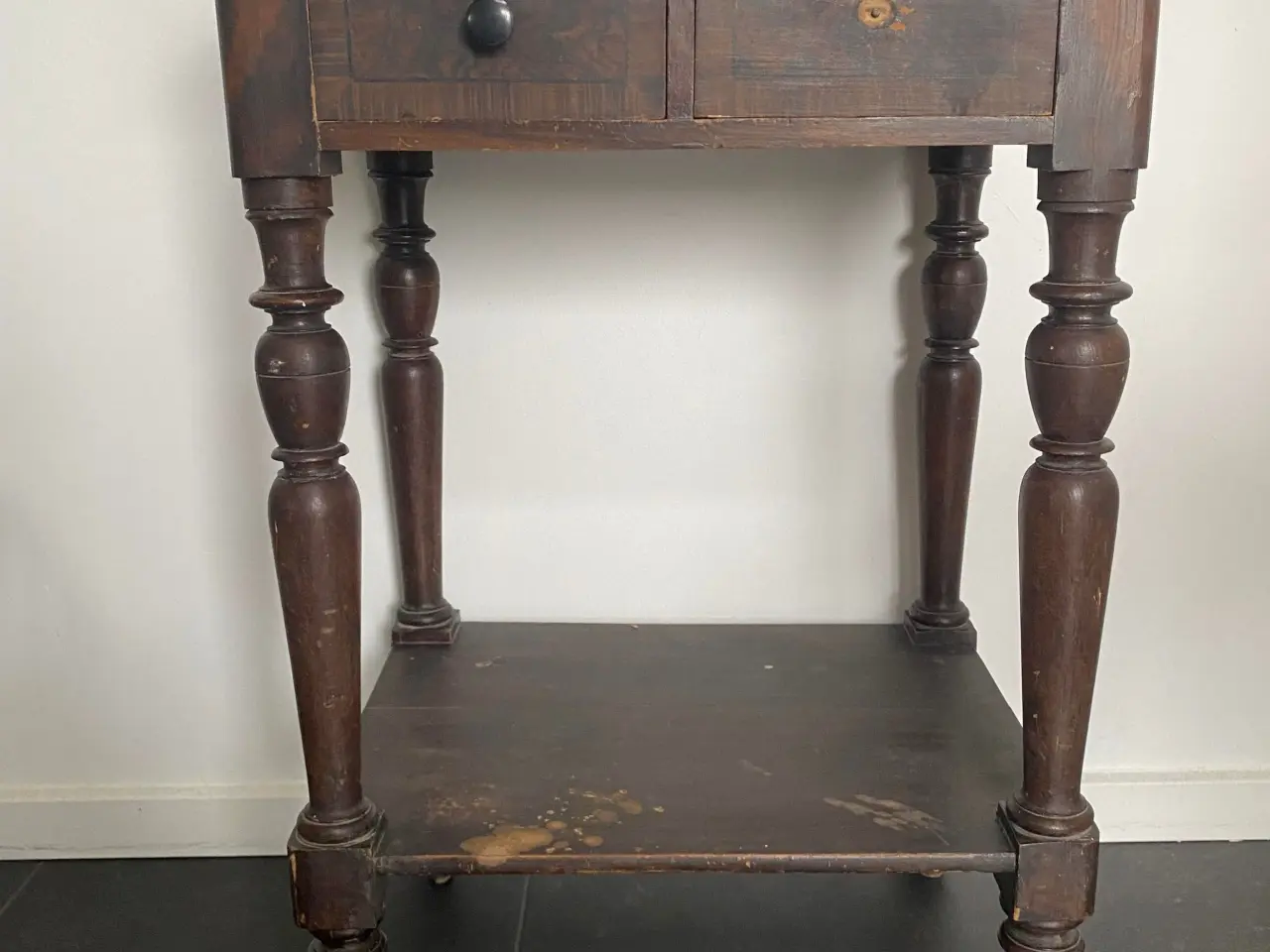 Billede 4 - Lille bord med patina og 2 skuffer