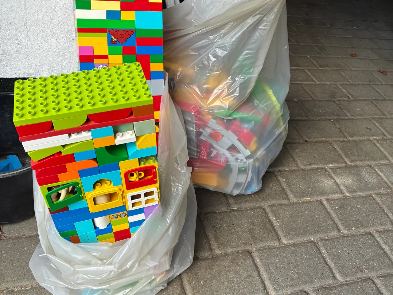 Billede 1 - 2 poser med meget duplo.