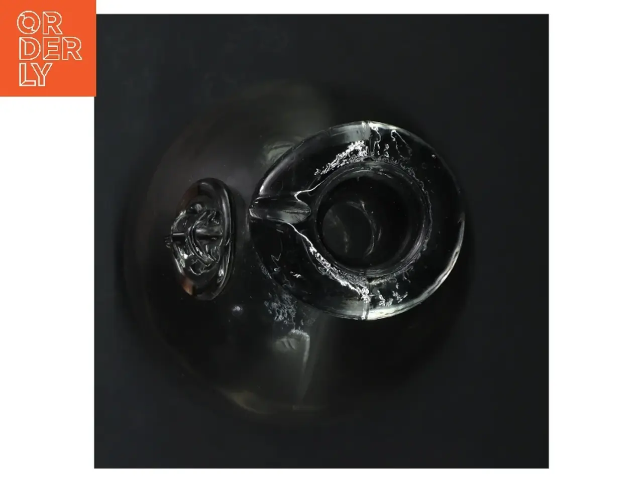 Billede 2 - Glasflaske med dekorativt emblem (str. 23 cm)