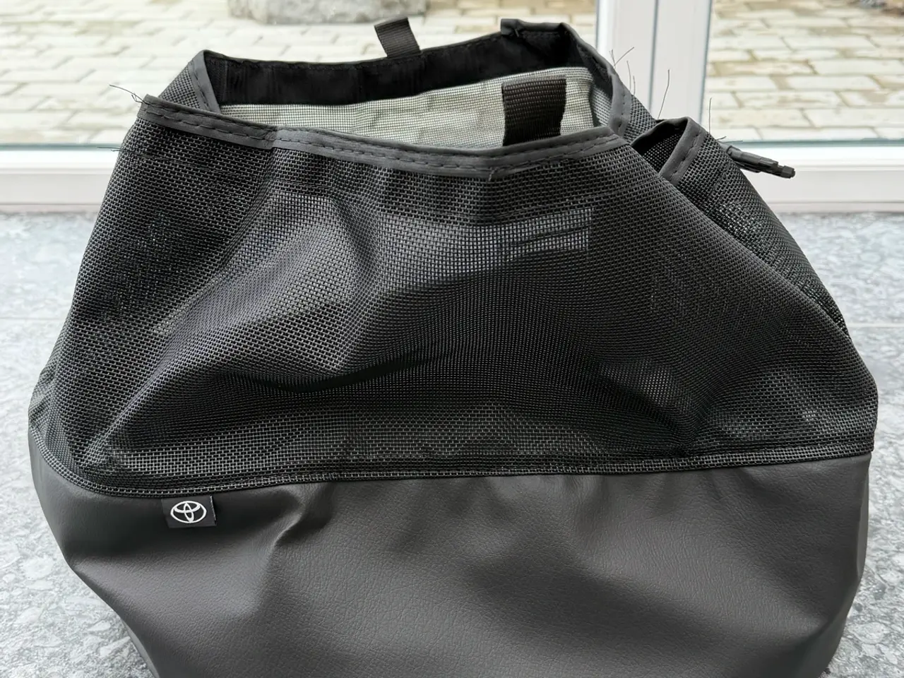 Billede 2 - Flot sort original Toyota taske til feks ladekabel