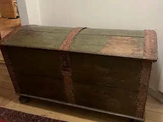 Gammel dragkiste i træ med jernramme fra 1747