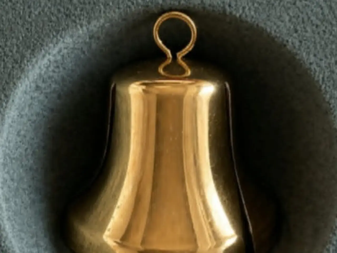 Billede 1 - Søger: Den første Georg Jensen års juleklokke.