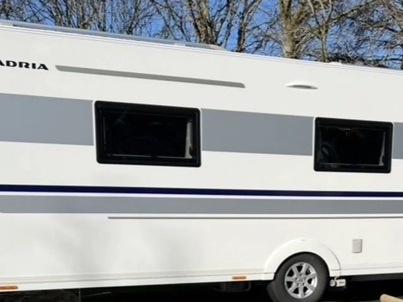 Billede 3 - Adria Alpina 663 HT Med meget godt udstyr.
