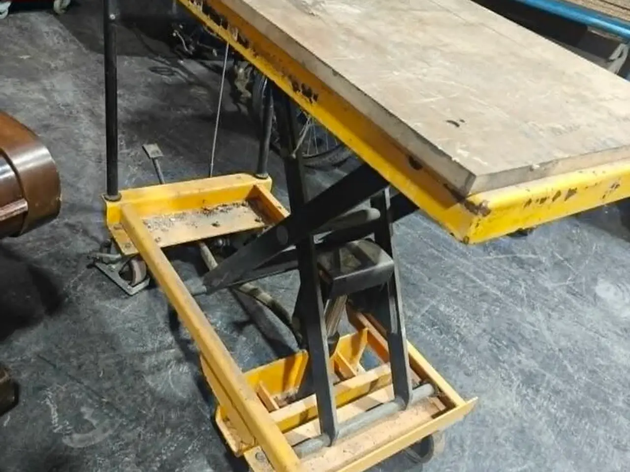 Billede 2 - Saksebord VIRKEDE DA DER SKULLE TAGES BILLEDER. VIRKEDE IKKE BAGEFTER I LØFTEFUNKTIONEN.
