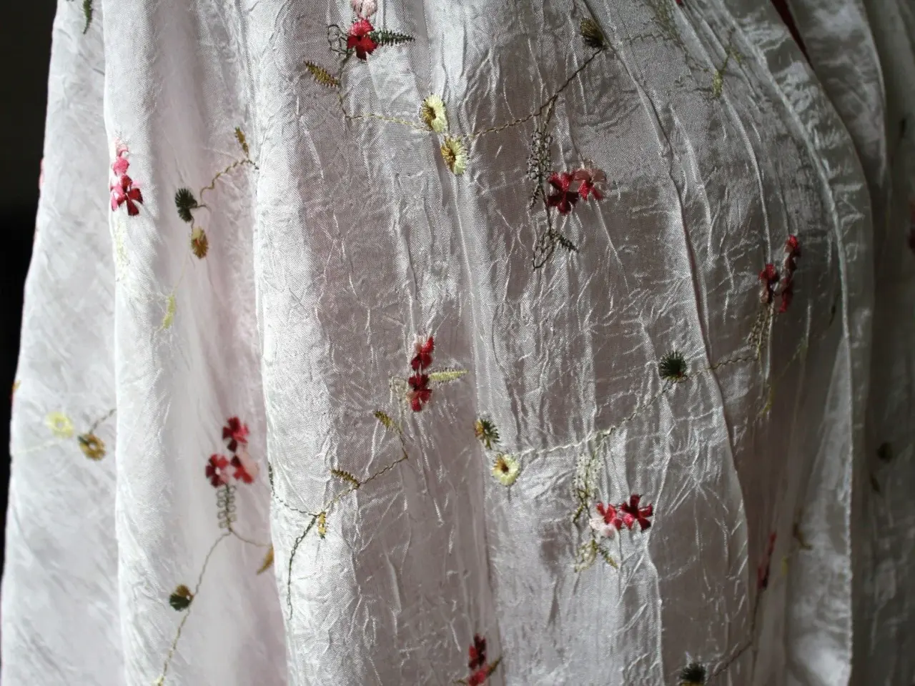 Billede 3 - Silke tørklæde m. broderede blomster