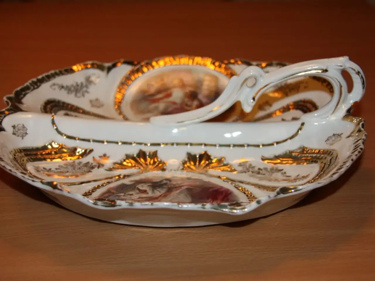 Billede 4 - Flot stor fad i porcelæn Dia. 30 cm