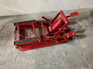 Rød hydraulisk motorcykellift/donkraft
