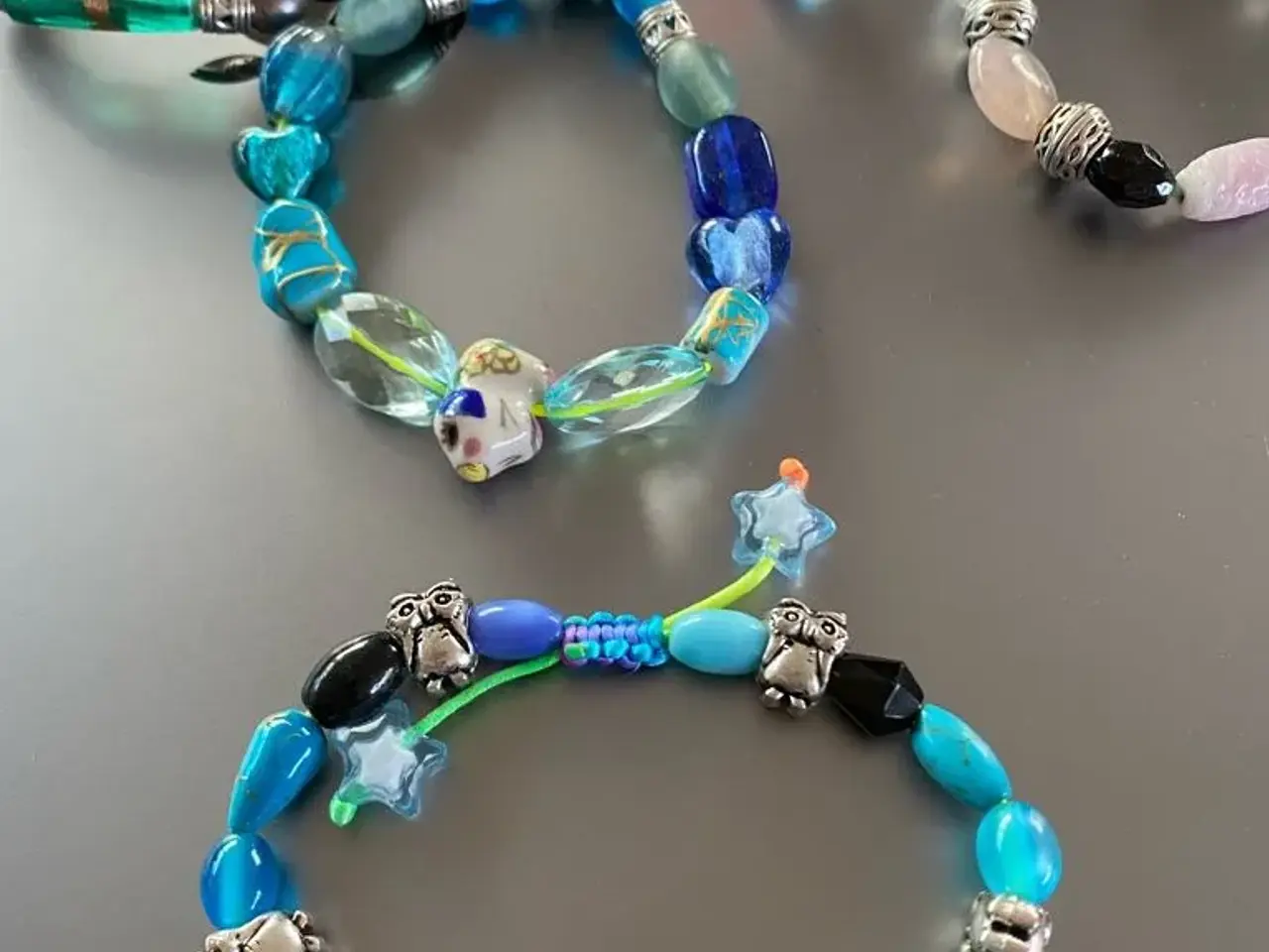 Billede 4 - Nye knyttede armbånd