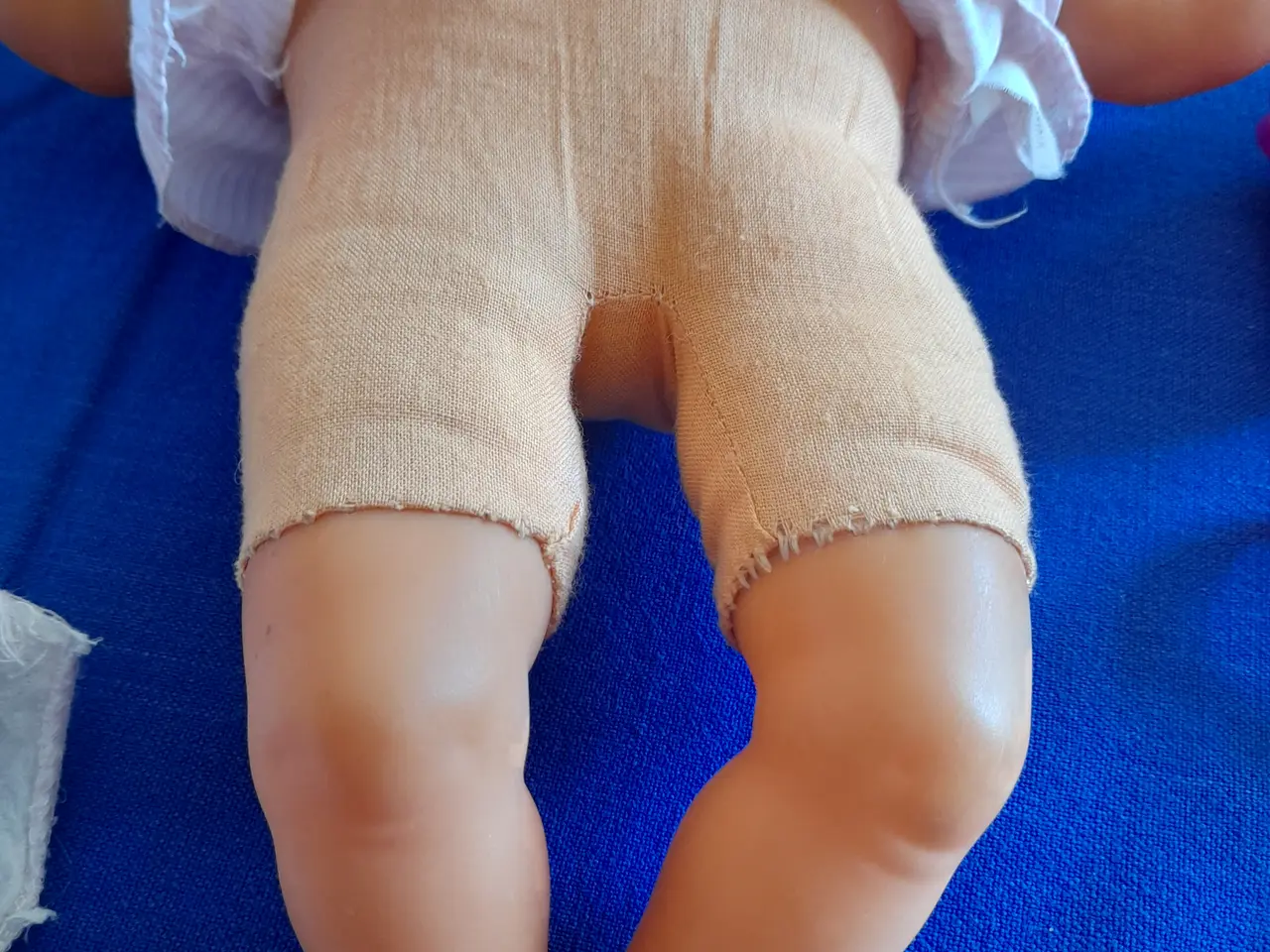 Billede 4 - Sød dukke 33 cm med 16 dele tilbehør.