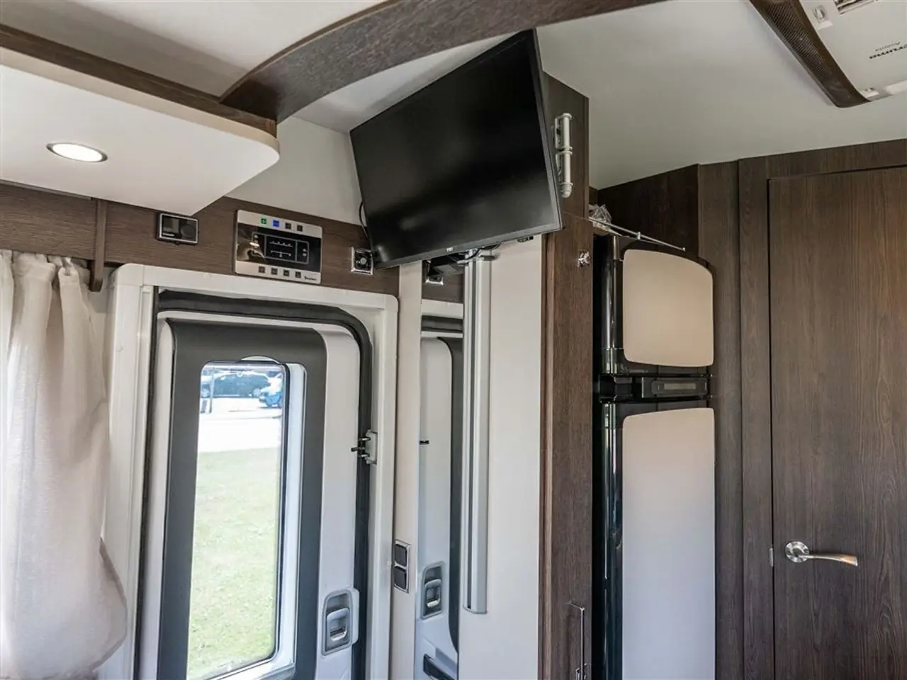 Billede 18 - 2022 - Benimar Tessoro 488 NK Rummelig camper med face-to-face siddegruppe