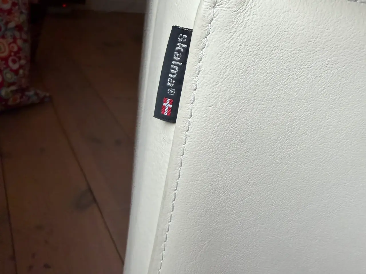Billede 4 - Lækker Skalma hjørnesofa i råhvidt læder m. matche