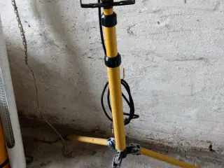 Arbejdslampe på stativ / teleskop. Halogen 500watt