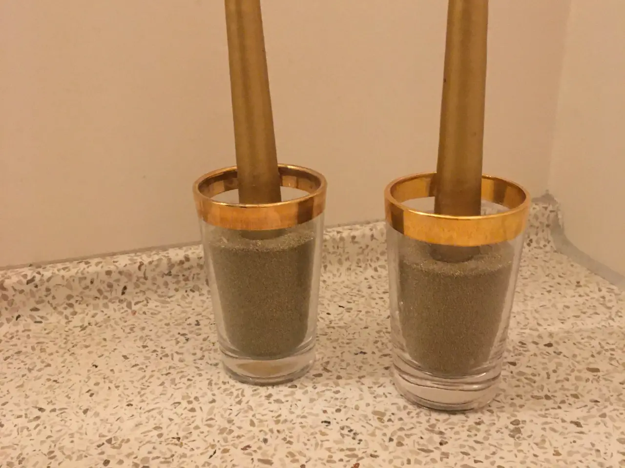 Billede 1 - 2 glas lysestager med gyldent kant og sand i gylde
