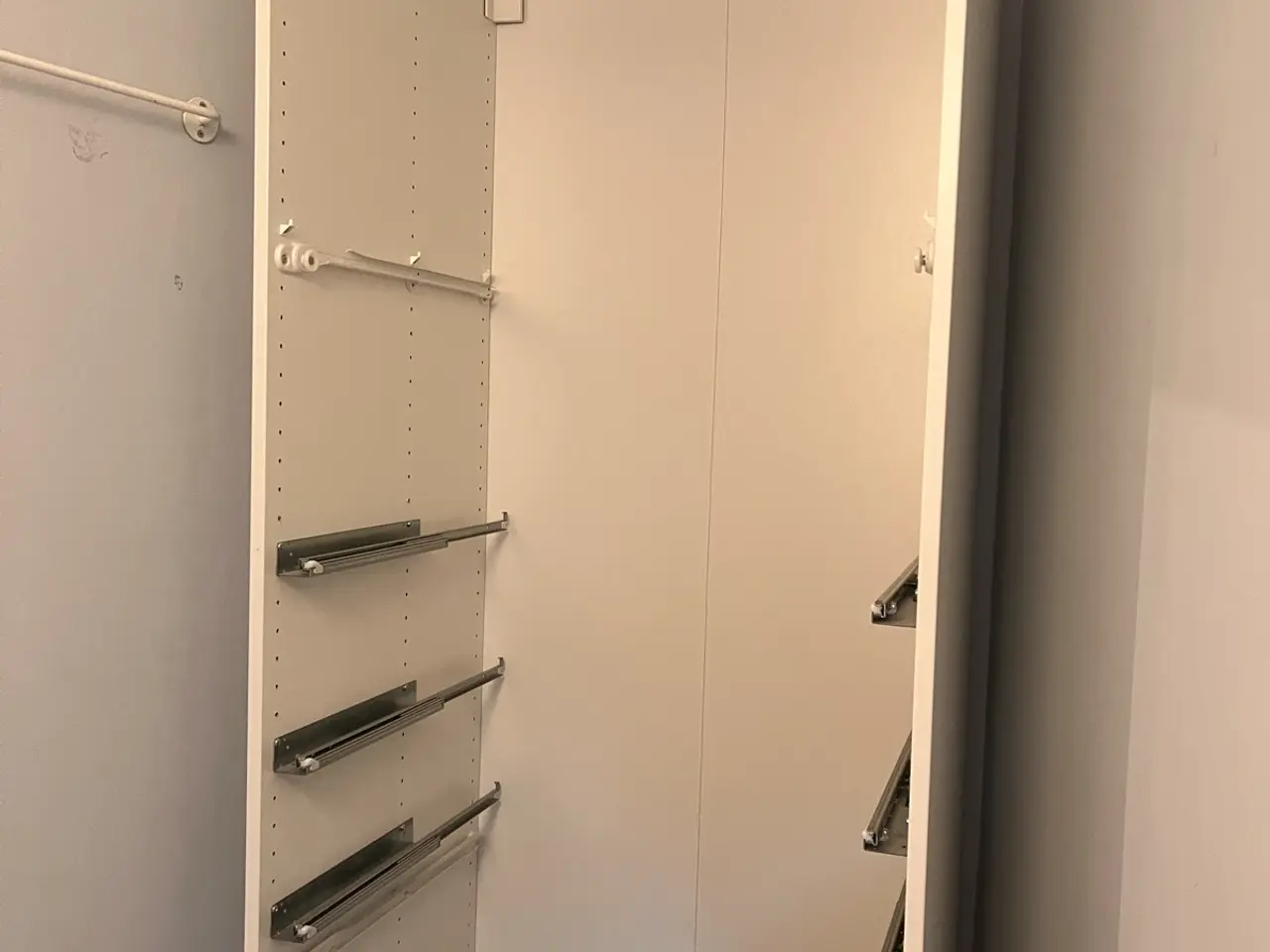 Billede 1 - Gratis klædeskab uden låge