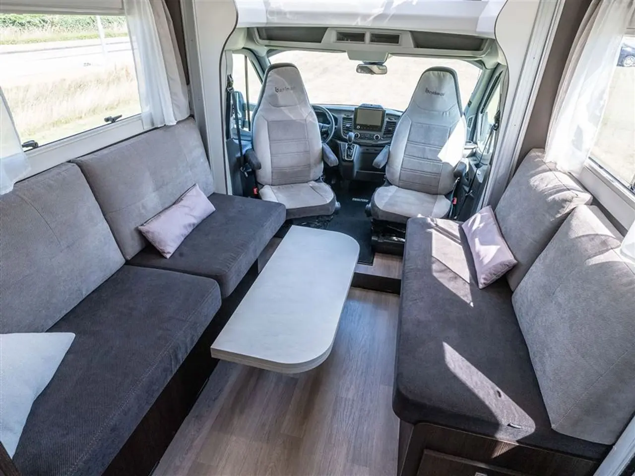 Billede 9 - 2022 - Benimar Tessoro 488 NK Rummelig camper med face-to-face siddegruppe
