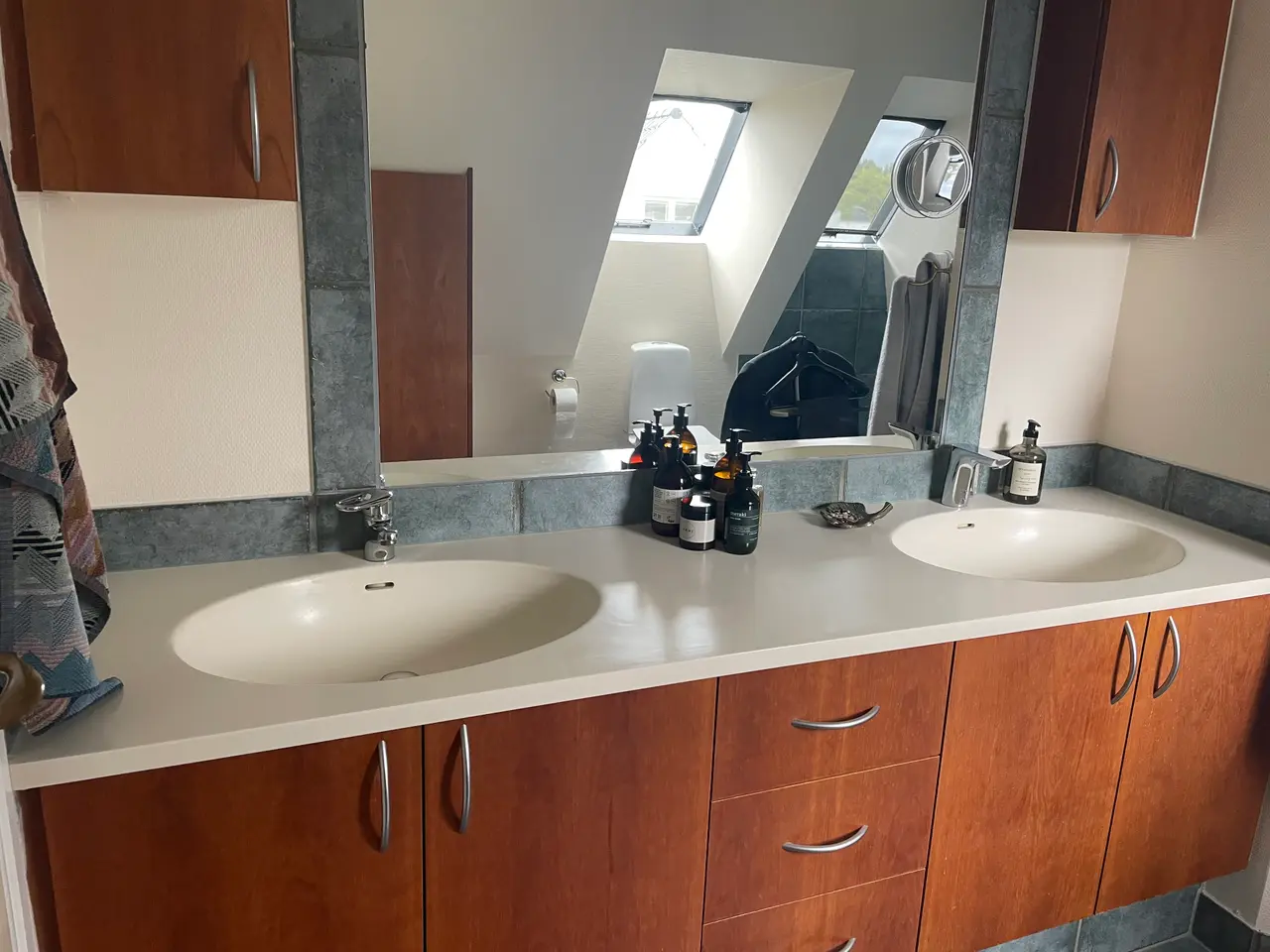 Billede 3 - Badeværelsesmøbler og corian bordplade 
