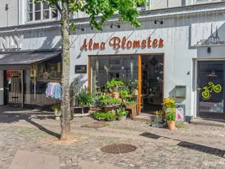 Charmerende lejemål i nydelig strøgejendom med prima placering