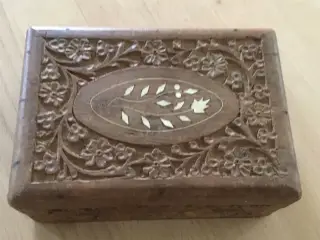 Retro smykkeskrin i træ med blomst af elfenben