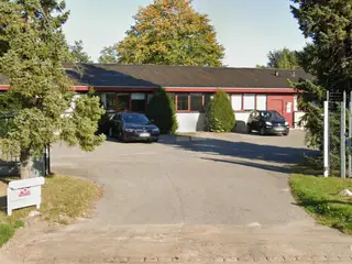 Flot ejendom tæt på motorvej med mange muligheder.
