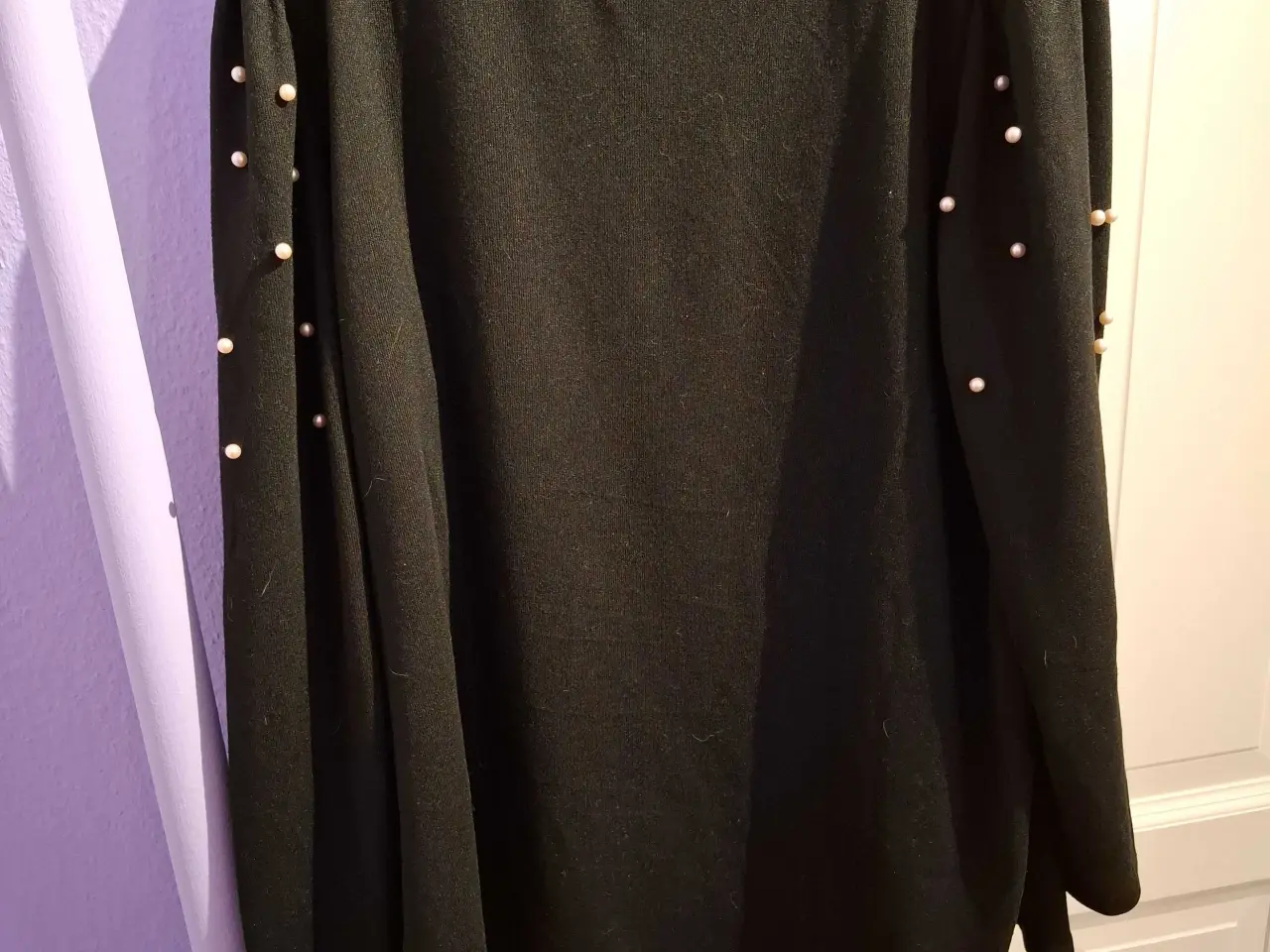 Billede 2 - Sort bluse fra Zizzi med perler på ærmerne